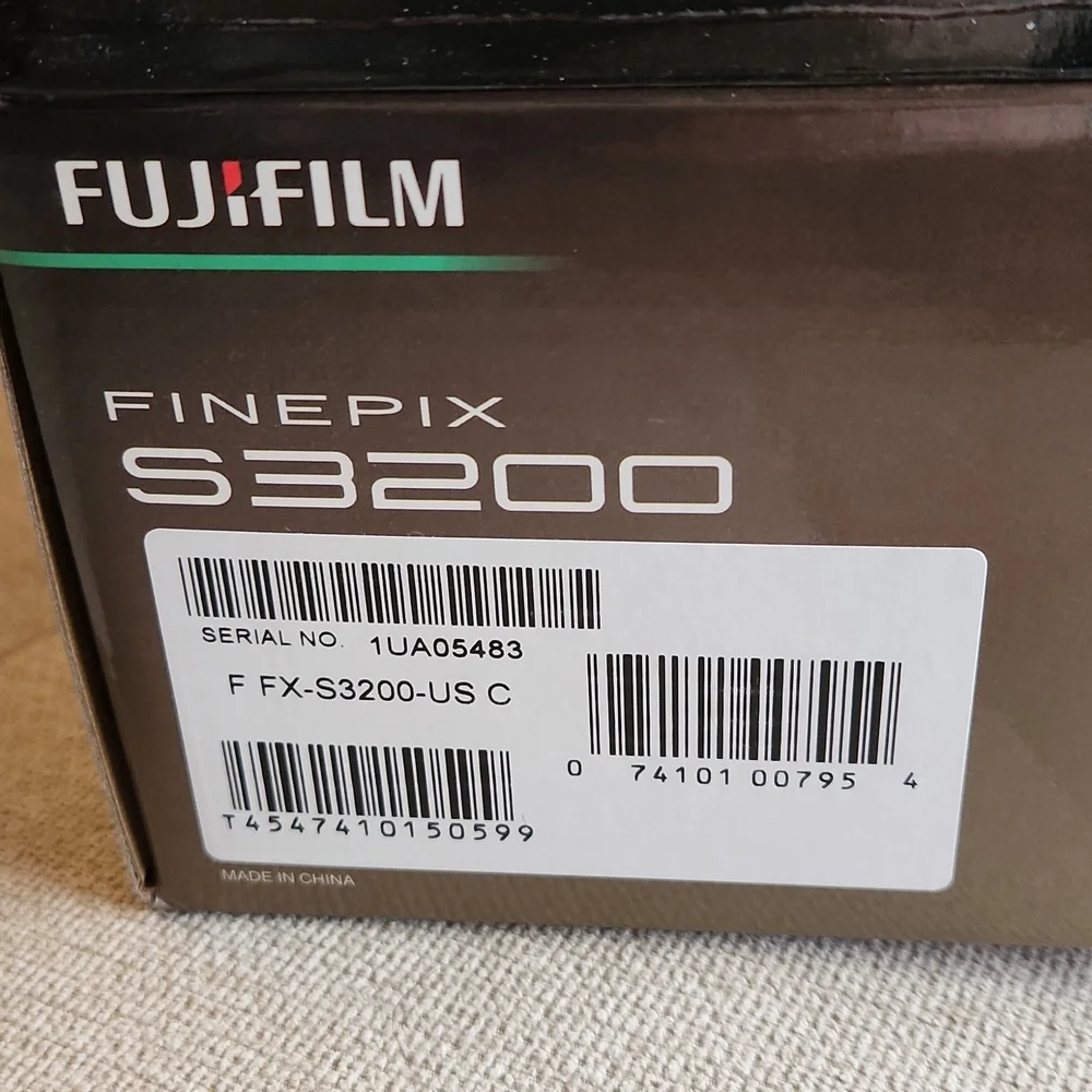 FujiFilm FinePix S3200 Black with Strap